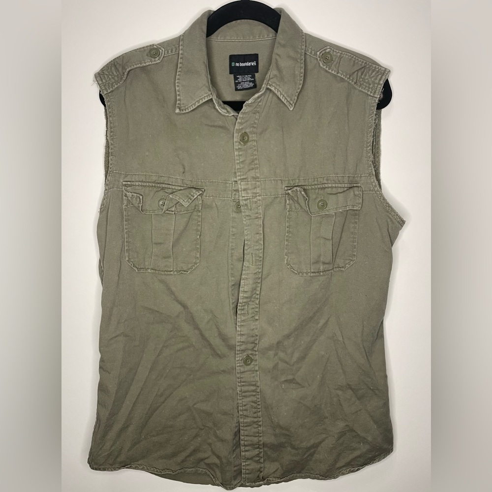 Men’s No Boundaries Collared Army Green Cutoff Shirt - Size Medium - Preloved